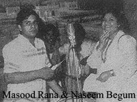 نسیم بیگم اور مسعودرانا ، ایک گیت کی ریکارڈنگ کے دوران