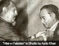 21 جون 1964ء کو صدر ایوب خان،  وزیرِخارجہ ذوالفقار علی بھٹو کو پاکستان کا سب سے بڑا سول ایوارڈ ہلال پاکستان دے رہے ہیں۔۔